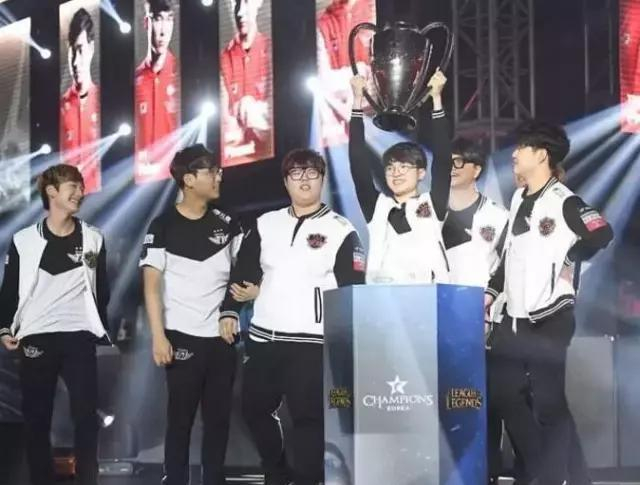 力图在观赏 力图在观赏